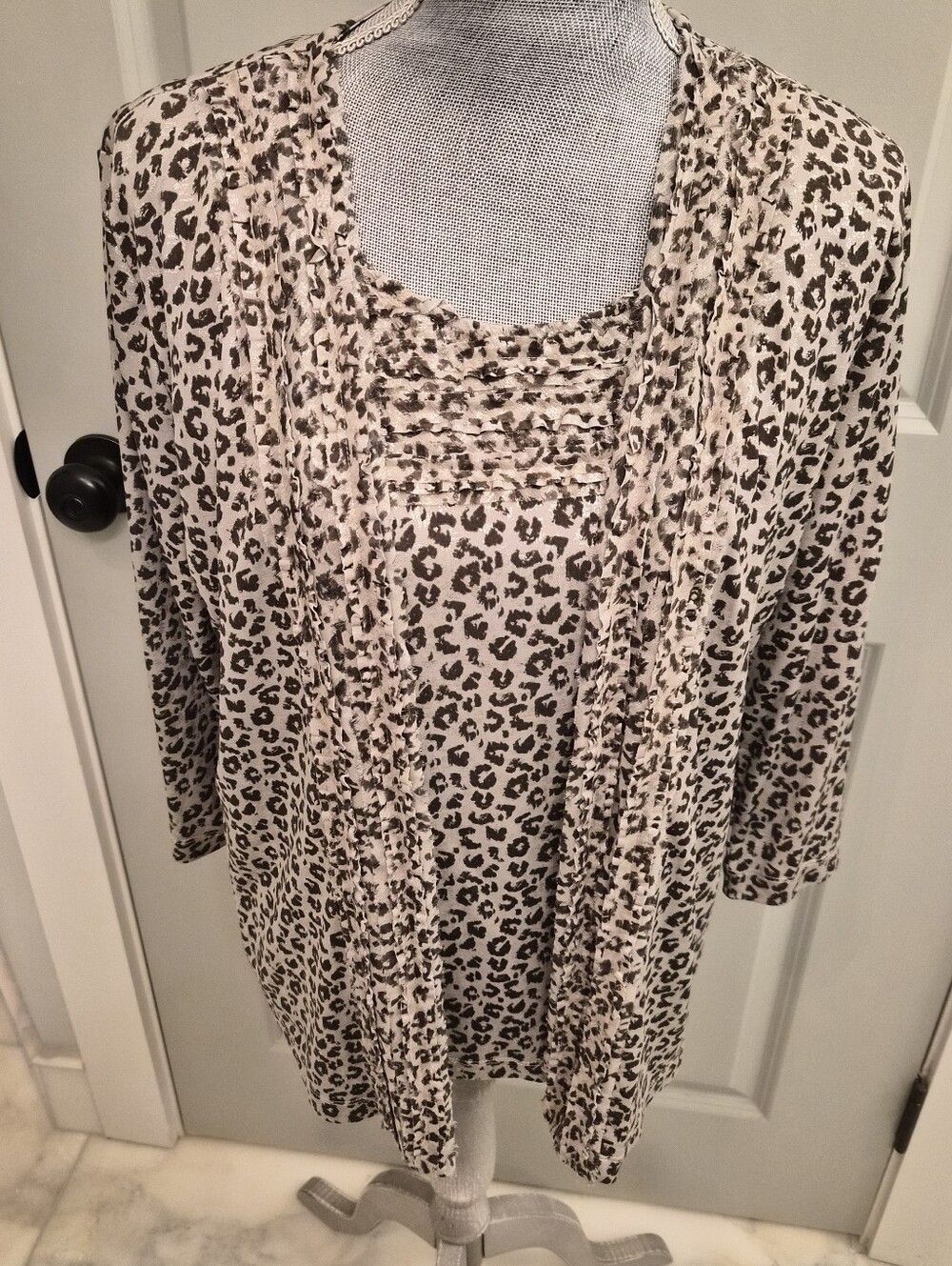 Travelers By Chicos Two Piece Long Sleeve Over Separate Cami Leopard Print